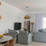 Island Hills Apartment *